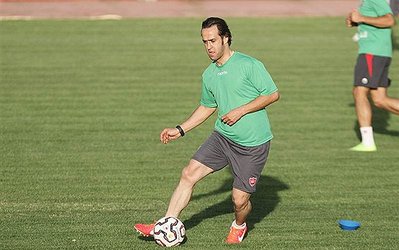 کریمی برای مداوای زانویش به درفشی‌فر آمد/تمرین پرسپولیس پشت درهای بسته