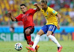 نیمار دا سیلوا -|درگیری نیمار از برزیل وخوان وازکوز از مکزیک در میانه زمین .