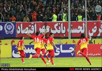 حاشیه‌های پرسپولیس-فولاد | تشویق علی کریمی در اعتراض به بازی پرسپولیس/ صادقیان داور را زد!