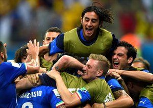 تیم ایتالیا|خوشحالی تیم ایتالیا بعد از زدن گل دوم به تیم ملی انگلستان.