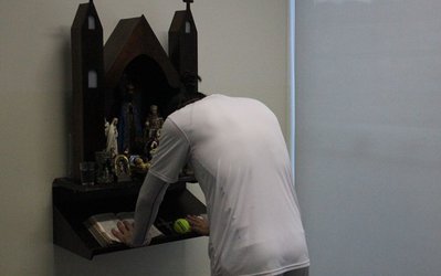 تصاویر جالب عبادت آندو در کمپ تیم ملی