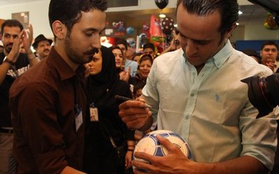 کریمی پیراهن شماره هشت خود را به کودکان مبتلا به سرطان هدیه کرد