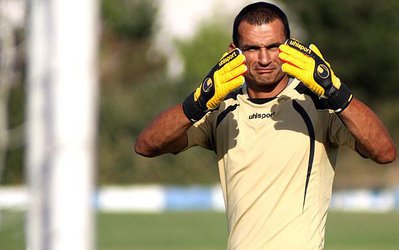 نقل و انتقالات | نیلسون 38 ساله رفت تا مربی سابق دروازه‌بانی تراکتور جانشینش شود! / ثابتی 41 ساله سرخپوش می‌شود؟