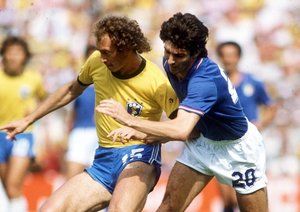 جام جهانی 1982|فالکائو از تیم برزیل با مقاومت پائولو روسی از تیم ایتالیا مواجه می شود. فینال جام جهانی 1982 اسپانیا. برزیل 2 – ایتالیا 3.