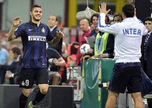 مائورو ایکاردی - خاویر زانتی|ایکاردی بعد از باز کردن دروازه لاتزیو خوشحالیش را با زانتی تقسیم کرد