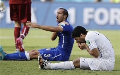 سوارز و نماینده اتحادیه فوتبال اروگوئه به کمیته انضباطی فیفا احضار شدند