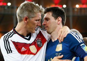 لیونل مسی - باشتین شوانشتایگر|خوش و بش مسی و باشتین شوانشتایگر بعد از پایان بازی.