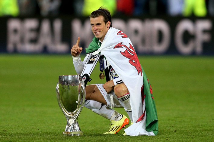 Gareth Bale - UEFA Super Cup Trophy.jpg