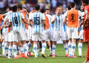 ناصر چادلی|نگاه ناصر چادلی ، به شادمانی بازیکنان تیم ملی آرژانتین بعد از پایان بازی مقابل بلژیک.