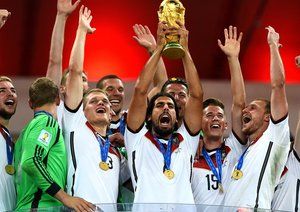 سامی خدیرا|جام قهرمانی در دستان سامی خدیرا.