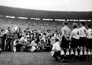 جام جهانی 1950|تیم انگلستان، در برابر گروه بزرگی از عکاسان به صف ایستاده اند. ورزشگاه ماراکانا، پیش از یکی دیدارهایشان در جام جهانی 1950.