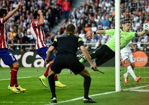 ایکر کاسیاس|ایکر کاسیاس نمی تواند مانع از رفتن توپ به دروازه ی خود شود.