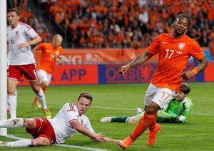 لنس|شادمانی بازیکنان هلند بعد از باز کردن دروازه ولز .