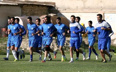 حاشیه‌های تمرین استقلال | جر و بحث یک هوادار با فروزان و بیک‌زاده؛ پای یک عکاس هم به وسط آمد