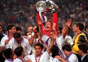 فینال لیگ قهرمانان اروپا 1998|بازیکنان رئال مادرید قهرمانی خود را در فینال لیگ قهرمانان اروپا 1998 با تک گلی که برابر یوونتوس به ثمر رساندند، جشن می گیرند.