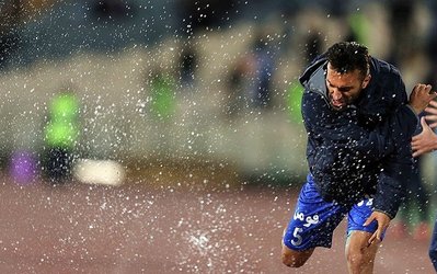 لیگ برتر | عمران‌زاده: بطری آب را زمین زدم و کمک داور ناراحت شد/ درگیر نشدیم