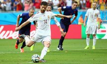 گل اول اسپانیا به هلند از روی نقطه پنالتی توسط ژاوی آلونسو