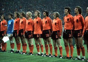 جام جهانی 1974|جام جهانی 1974 آلمان، تیم ملی هلند، از چپ به راست: کرایف، یونگبلوئد، هان، کایزر، ریجزبرگرن، رپ، سوربیر، یانسن، هانگام، کرول، نیسکنس.