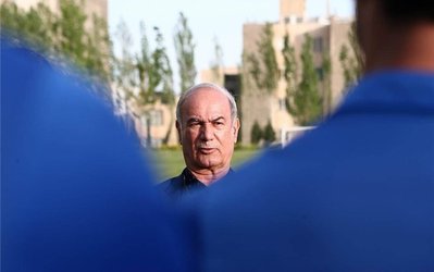 افشارزاده: اگر رحمتی تیم را بسته، چرا مربی‌ِ خودش را به استقلال نیاورد؟