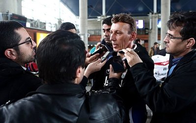 آقاجانیان: تیم ملی جمعه در هتل تمرین می‌کند