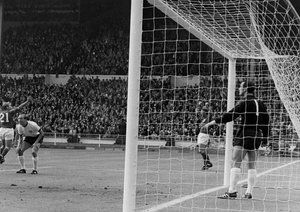 جام جهانی 1966|فینال: آلمان 2- انگلستان 4 (وقت اضافه) 1-1 برای انگلستان. جف هوست گل می زند. شماره ی 21، راجر هانت (انگلستان)، هانس تیلکووسکی دروازه بان (آلمان).