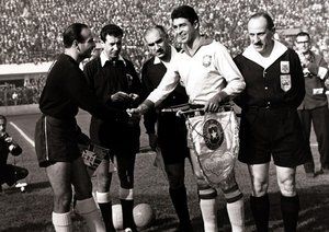 جام جهانی 1962|کاپیتان تیم ملی برزیل، مائورو، در حال مبادله ی پرچم سه گوش کشورش با کاپیتان شیلی، یورگه تورو.
