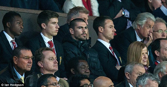 22940CFB00000578-2871769-The_Spanish_goalkeepr_watches_from_the_stands_during_United_s_dr-a-4_1418405759374.jpg