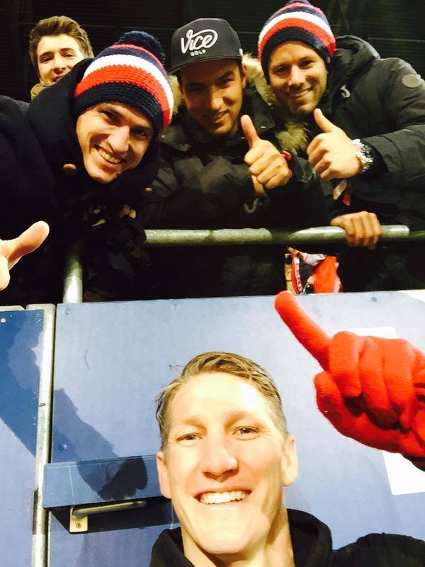 Schweinsteiger - Fans Selfie 2 (Augsburg - Bayern) (15).jpg