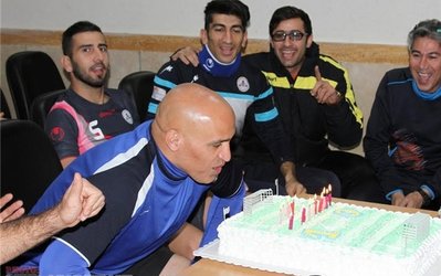 تصاویر روز | جشن تولد منصوریان در تمرین نفت