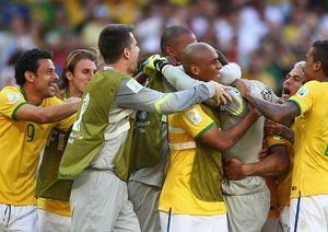 ژولیو سزار|شادمانی بازیکنان برزیل بعد از پیروزی مقابل شیلی در ضربات پنالتی.