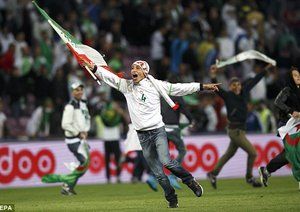 هواداران الجزایر|برخی از هواداران الجزایر حاشیه درست کردند و به داخل زمین حمله کردند.