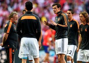 گرت بیل|گرت بیل پیش از شروع فینال با سایر هم تیمی ها صحبت می کند.