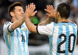 آگیرو -  مسی|جشن لئو مسی بعد از باز کردن دروازه اسلوونی همراه با آگوئرو.