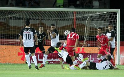 لیگ برتر | حاشیه صبا - پرسپولیس / حرکت ناپسند دروازه‌بان صبا پس از دریافت گل دوم و تشویق زاید