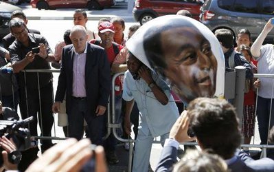 پله در محاصره معترضان برزیلی