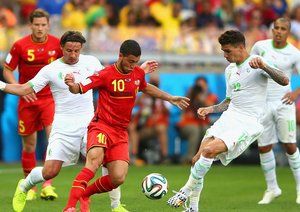 ادن هازِرد - كارل مجاني|تلاش ادن هازارد ستاره تیم ملی بلژیک برای بازیسازی در مقابل تیم الجزایر.