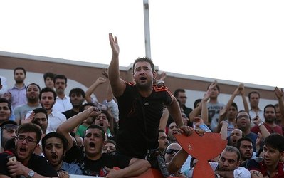 اعتراض هواداران خشمگین به نتایج پرسپولیس و حضور پلیس در درفشی‌فر