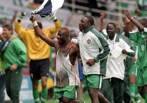 جام جهانی 1998|جام جهانی 1998 فرانسه، اسپانیا 2 – نیجریه 3، تیم نیجریه در جشن پیروزی پس از بازی.