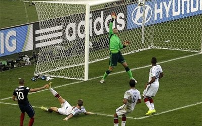 واکنش دیدنی نویر مقابل ضربه کریم با یک ‌دست به روایت تصاویر