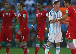 لیونل آندره مسی|دست دادن لیونل مسی با بازیکن تیم ملی کشورمان ،علیرضا جهانبخش .