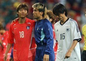 جام جهانی 2002|بازیکنان تیم ملی کره جنوبی (از چپ)، هوانگ سون هونگ، کیم بیونگ جی و چا دوری، در زمین، 25 ژوئن 2002 در سئول، ورزشگاه جام جهانی، پس از شکست برابر آلمان در نیمه نهایی جام جهانی 2002.