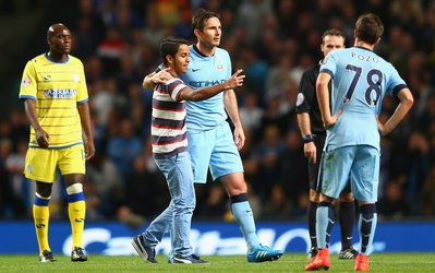 عکس روز | سلفی یک هوادار با لمپارد در وسط زمین