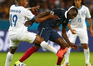 بلیز ماتودی|جنگ بلیز ماتودی هافبک تیم ملی فرانسه در میان میدان با یار حریف .