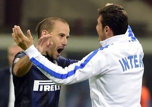 خاویر زانتی - رودریگو پالاسیو|رودیریگو پالاسیو نیز همانند ایکاردی خوشحالی بعد از گل خود را با خاویر زنتی تقسیم کر