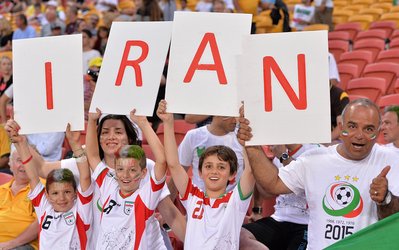 اقدام فرهنگی تماشاگران ایرانی برای بازی با عراق