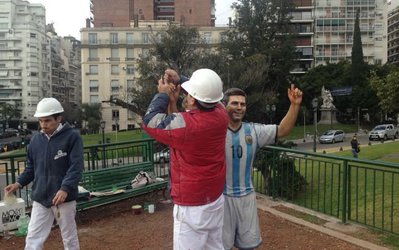 مرمت مجسمه مسی پیش از فینال جام جهانی