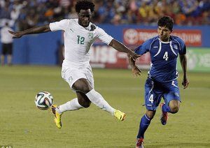 ویلفرد بونی|کنترل توپ هافبک ساحل عاج بونی در جریان بازی با السالوادور.