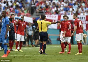 انگلستان|بازیکنان برای مدتی زمین را ترک کردند ولی زود بازگشتند.