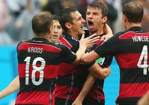 توماس مولر|شادمانی توماس مولر ، مهاجم تیم ملی آلمان بعد از گلزنی مقابل آمریکا.