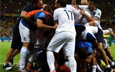 تصاویر صعود رویایی یونان در لحظات پایانی بازی